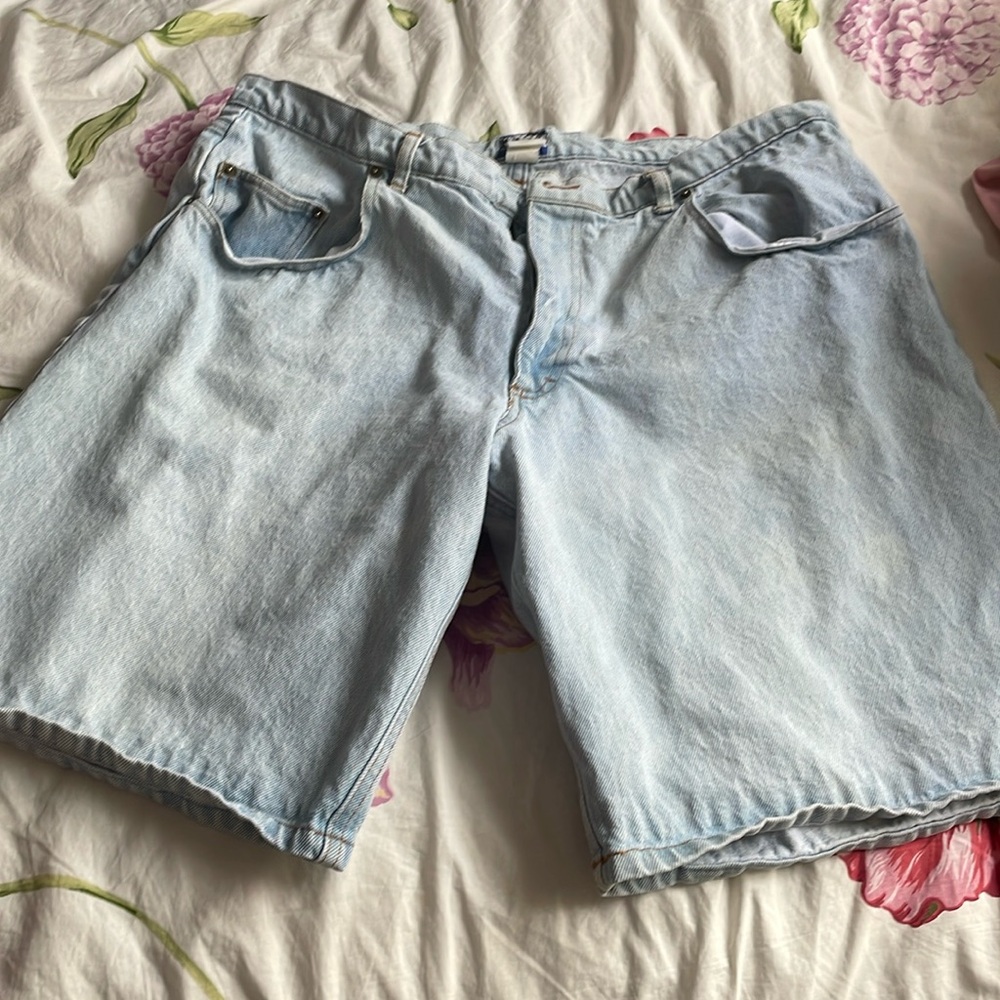 Size 40 washed denim shorts (button missing)